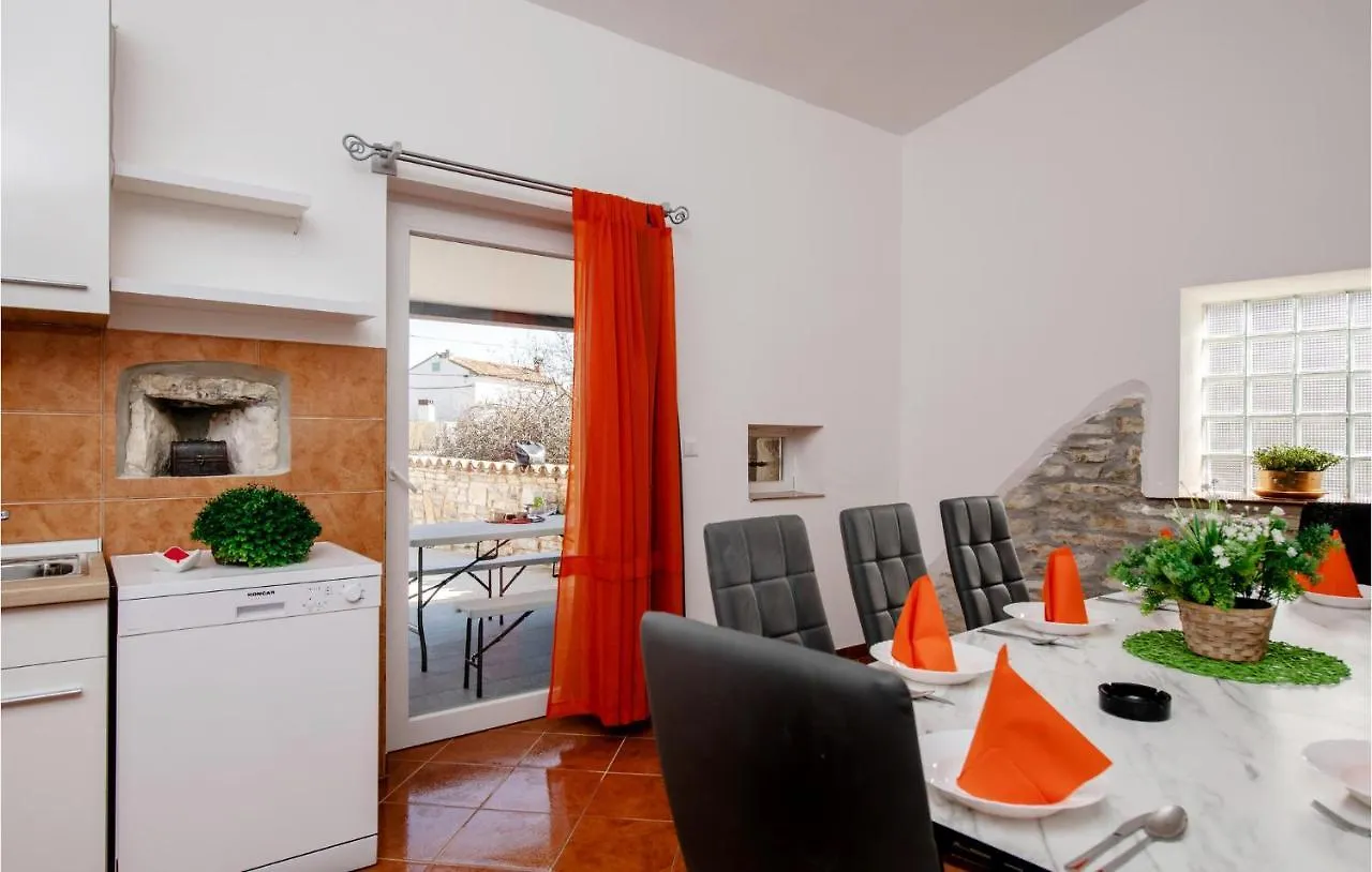 Stunning Home In Hrboki With Wifi 0*,