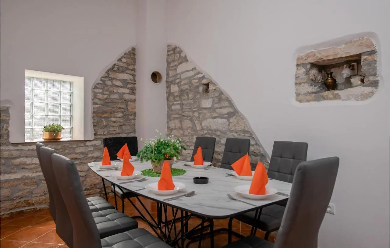 Stunning Home In Hrboki With Wifi