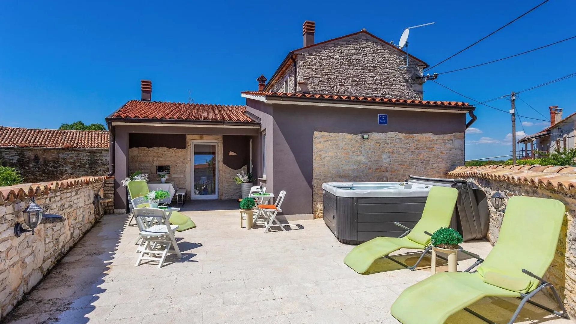 Stunning Home In Hrboki With Wifi
